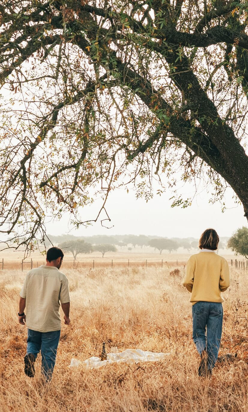 Duas pessoas caminhando no campo