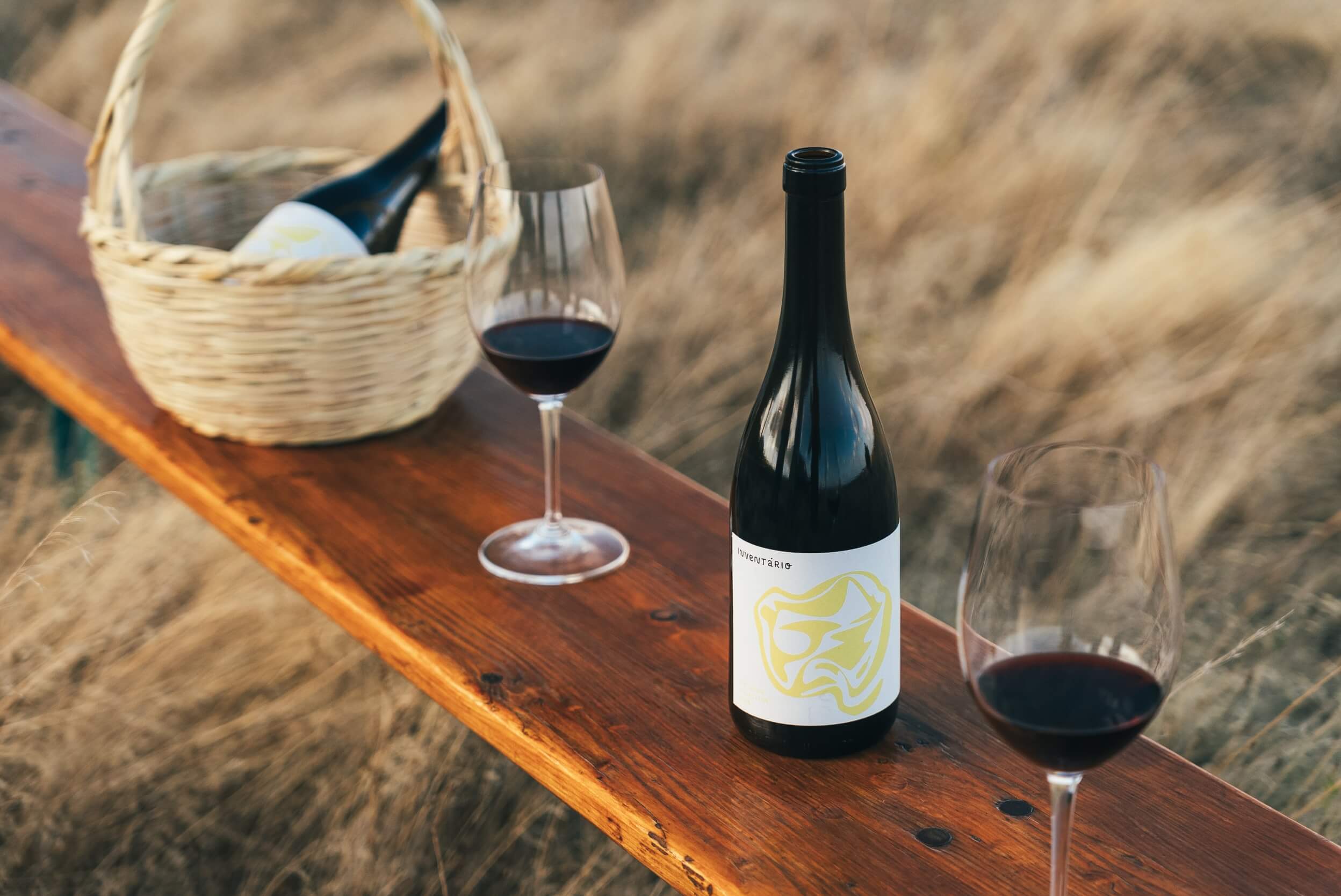 Vinho em cesto no campo
